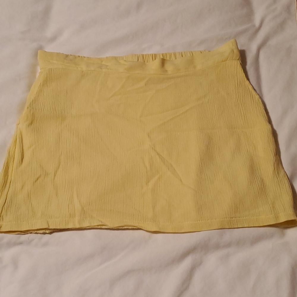 Yellow skirt. Size Xs from Fashion nova